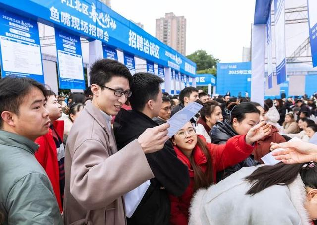 2月14日拍摄的重庆市江北区春风行动鱼嘴现场招聘会现场。江北区委宣传部供图