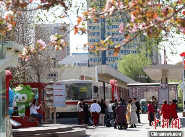 4月23日，在乌鲁木齐市“八楼主题车站”，市民和游客拍照打卡。 苟继鹏 摄