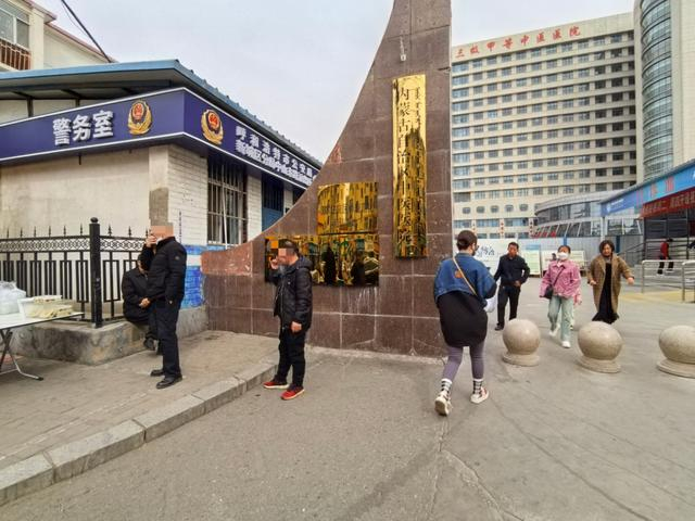 图：内蒙古自治区中医院门外聚集了两三位吸烟男子，游烟飘散在周围。郭治华摄影