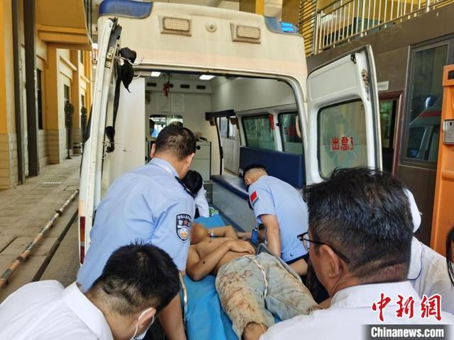 4月19日，民警协助转运伤员。西双版纳边检站 供图