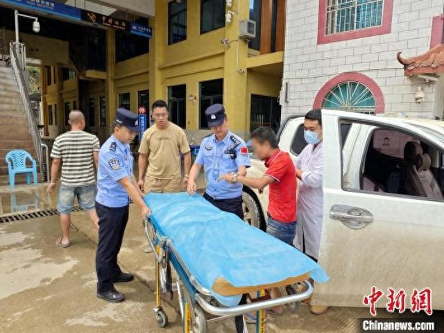 4月16日，民警协助转运伤员。西双版纳边检站 供图