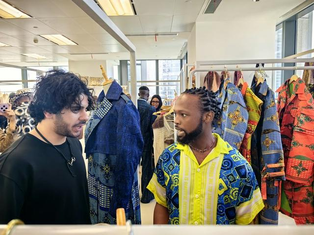 法国巴黎春天百货买手拉斐尔·德雷与非洲设计师进行交流。新华社记者 周蕊 摄