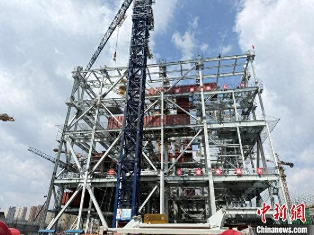 项目正在进行紧张施工。 周凇宇 摄