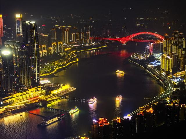 夜幕下的山水之城重庆灯火璀璨、景色迷人（2月28日摄，无人机照片）。新华社记者王全超摄