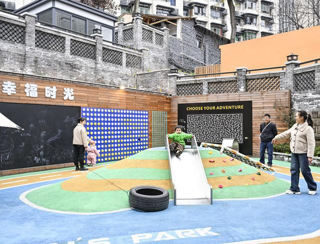 居民和小朋友在重庆市江北区大石坝街道忠恕沱社区的一口袋公园休闲、玩耍（2月24日摄）。新华社记者王全超摄