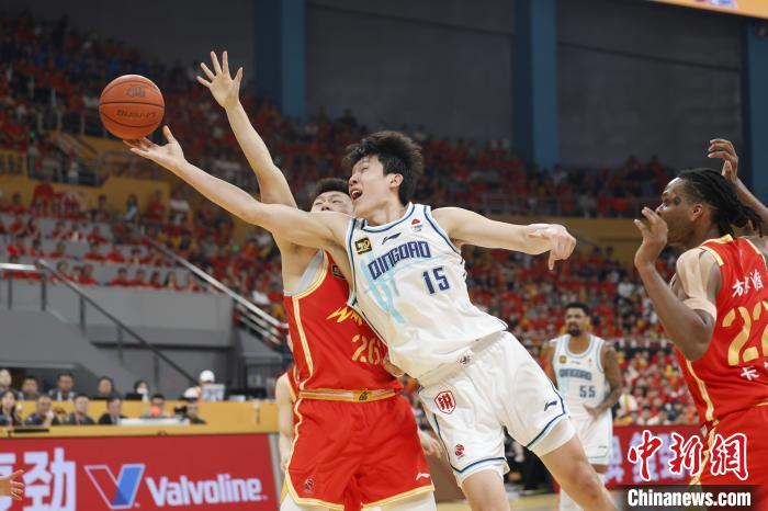 浙江方兴渡(广厦男篮)坐镇主场在G5决胜局中以101：96战胜青岛男篮