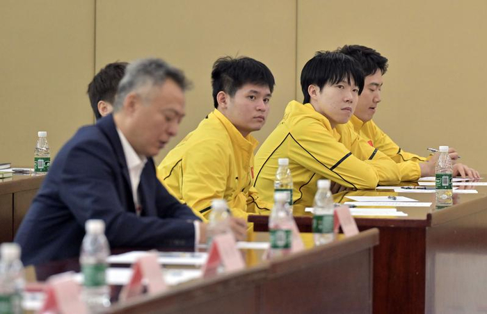 4月23日，王楚钦（右二）、林诗栋（右三）倾听刘国梁发言。新华社记者 陶希夷 摄