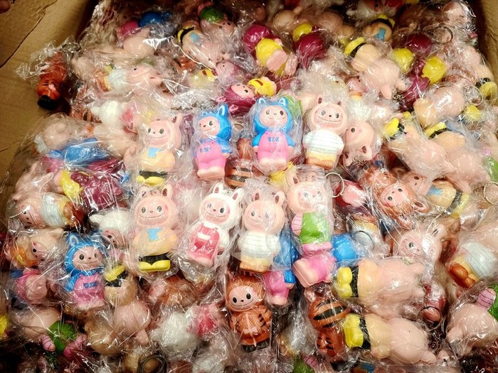 海关扣留的一批涉嫌侵犯“LABUBU”版权的货物。宁波海关供图