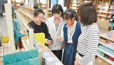 河南洛阳二里头夏都遗址博物馆，游客在选购文创产品。裴 飏摄