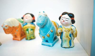 融入现代审美的三彩小马和三彩侍女俑文创。人民日报记者 张文豪摄