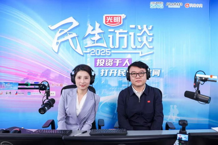 4月24日，上海市体育局党组书记、局长徐彬（右）走进《2025上海民生访谈》直播间。 主办方 供图