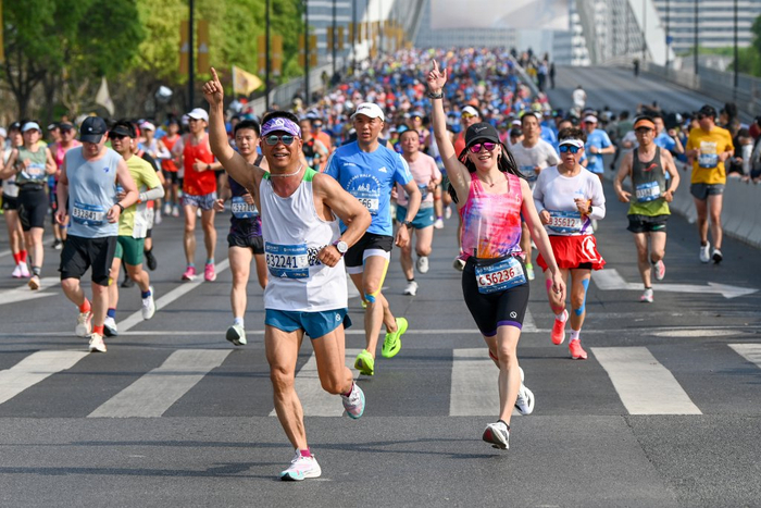2025年4月20日，选手在上海半程马拉松的比赛中。澎湃新闻记者 朱伟辉 图