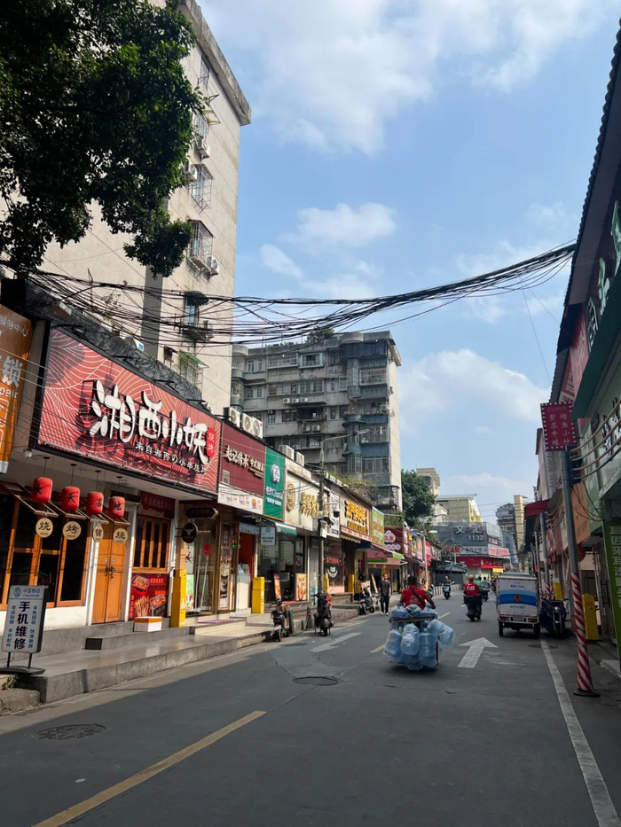 艺苑南路在客村地铁站附近，是不少上班族的必经之路。