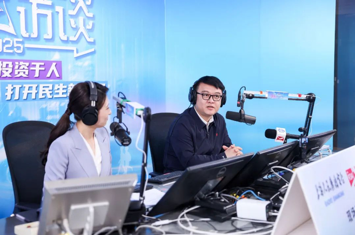 市体育局局长 徐彬（右）