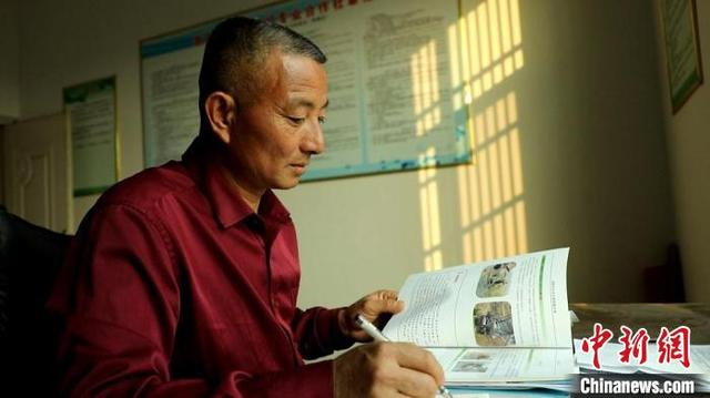 许邦忠在查阅农业方面的资料。黄新 摄