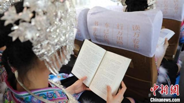 “书香号”校车座椅口袋处放置特色书籍。西北工业大学出版社供图