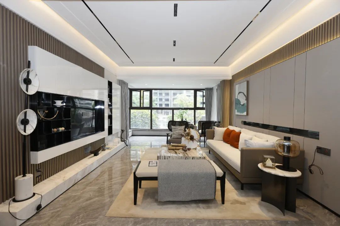 将进深2.6米的阳台纳入客厅，空间开阔感与通透感大幅度提升。实景图