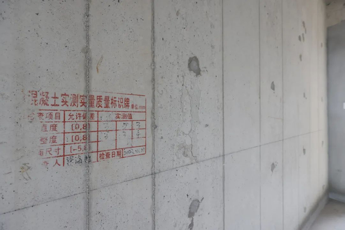 五象星悦湾毛坯房的墙面平整度高。实景图