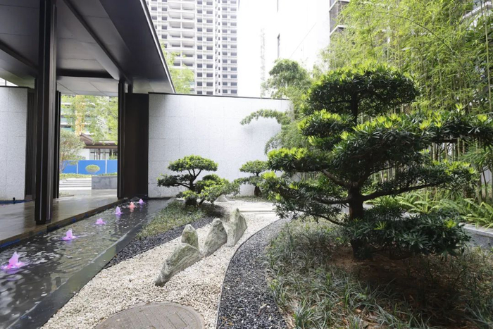 位于小区中庭的凉亭，古色古香。实景图