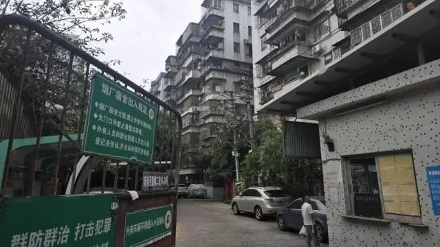 位于征收范围内的原烟厂宿舍大院（靠近大门的为此次被征收房屋）