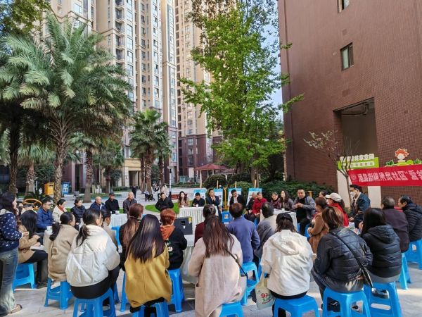 清泉社区在春天广场召开“爱邻议事日”活动，收集前期小区二号门外围整治工作的意见和建议，并共同探讨解决小区存在的其他问题