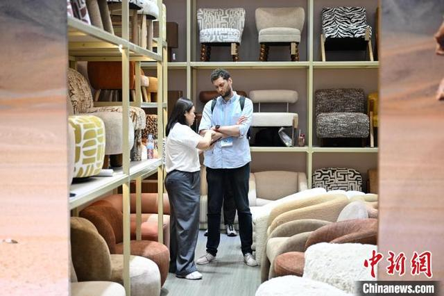 4月24日，第137届广交会的家具展区吸引境外采购商咨询。中新社记者 陈楚红 摄 