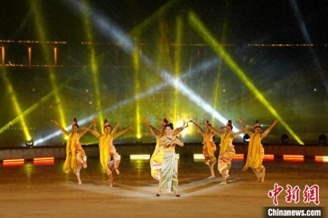 4月24日晚，缅甸歌手杜晓莉在2025年“三月三”国际民歌邀请赛展演活动演唱歌曲《春天的诗》。 陈冠言 摄