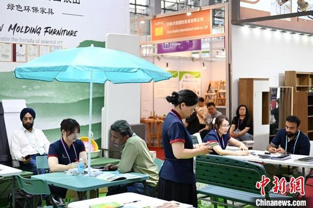 4月24日，第137届广交会的家具展区，采购商和参展商洽谈。中新社记者 陈楚红 摄 