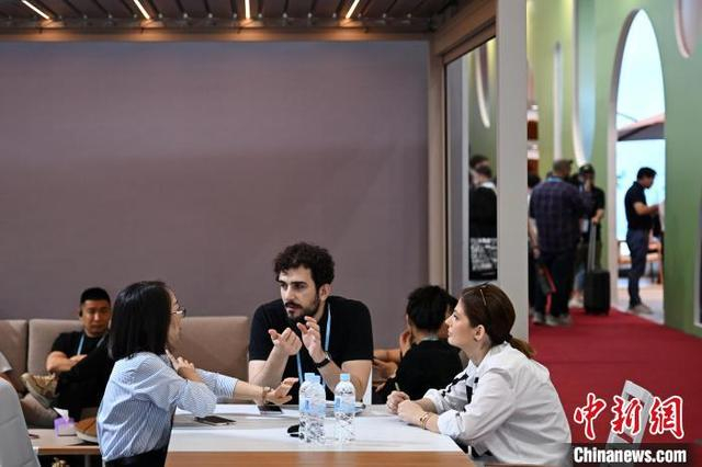 4月24日，第137届广交会的家具展区，采购商和参展商洽谈。中新社记者 陈楚红 摄 