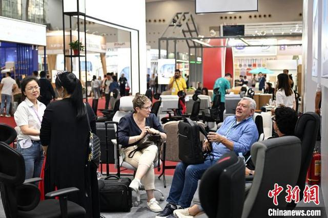 4月24日，第137届广交会的家具展区的座椅吸引采购商体验咨询。中新社记者 陈楚红 摄 