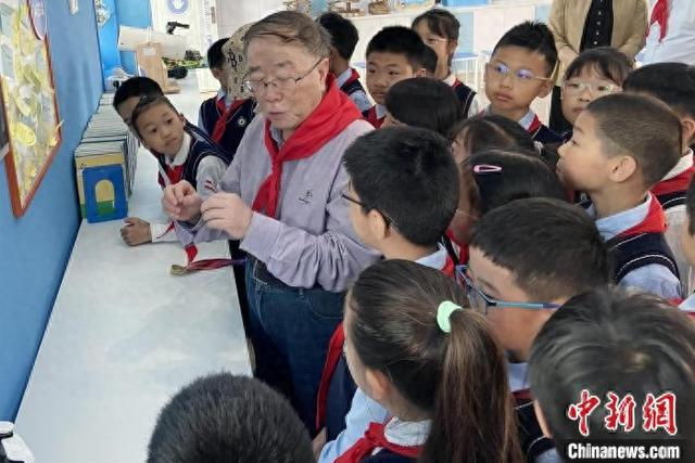 4月10日，中国科学院院士柴之芳在浙江宁波解答学生问题。 林波 摄