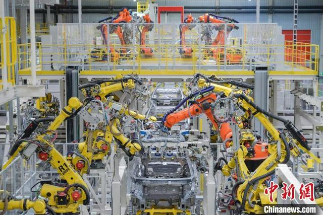 广汽埃安长沙工厂总拼线合拼自动线机器人焊接。企业供图