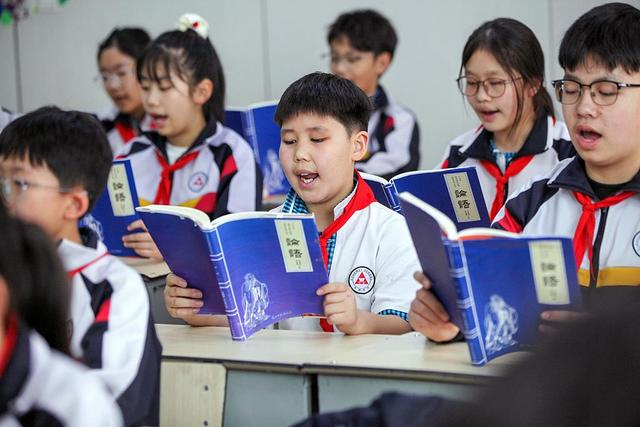 △2025年4月21日，河南焦作，学生们在诵读《论语》。