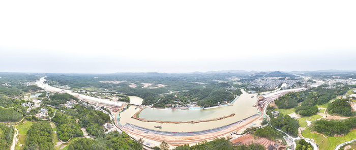     在平陆运河（南宁段）上，现场航道水面宽阔，两岸护坡等工程施工也在紧锣密鼓地进行。    本报记者黄红锦 摄