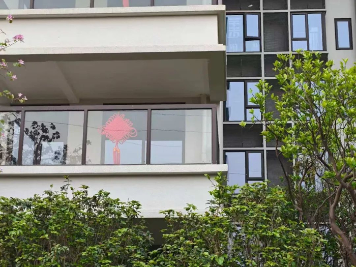 开发商不惜成本，给每一户阳台都配置了玻璃栏杆。实景图