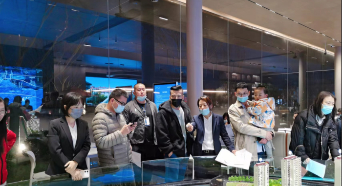 牟杰在销售楼盘。（资料图）