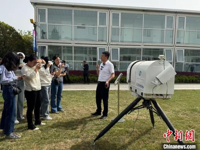 西安西咸新区无人机试飞基地内陈列的产品吸引众人。杨英琦 摄