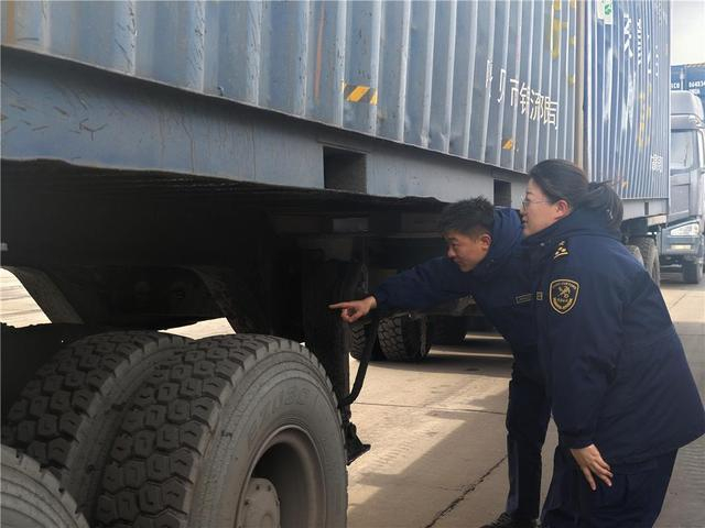 海关工作人员对出镜大卡车进行认真检查。（资料图）