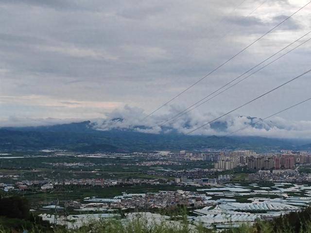 高速公路惊鸿一瞥见到的蒙自。叶翰臻 图