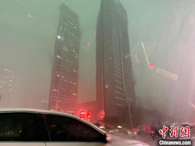 4月24日，位于珠江三角洲的广州天昏地暗，暴雨倾盆。王坚 摄