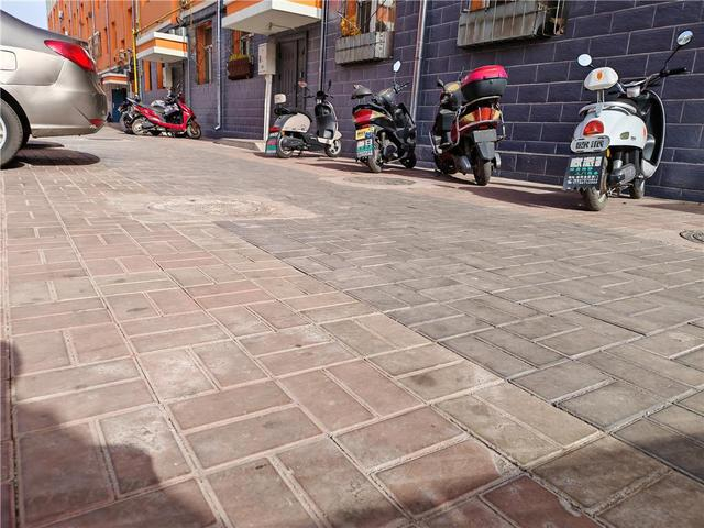 这种由生活垃圾制成的环保砖广泛用于城市建设中。（资料图）