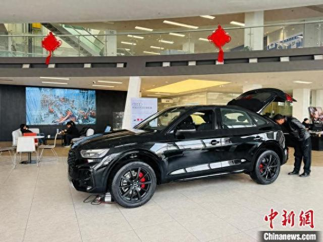 图为市民在汽车销售店挑选汽车。孙睿 摄