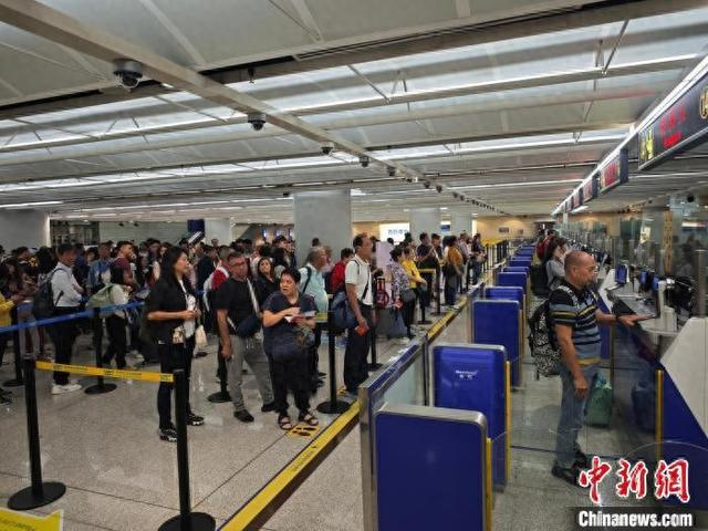 4月17日，旅客在昆明机场口岸排队候检。昆明边检站 供图