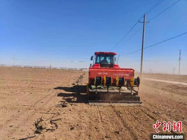 图为深匀播机械正在耕种。王懿哲 摄