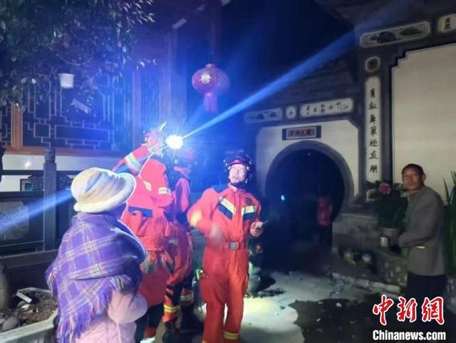 4月24日，消防救援人员核查灾情。洱源县消防救援大队 供图