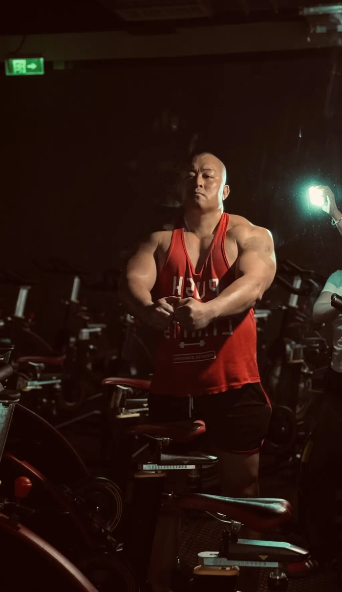 牟杰在健身房健身。