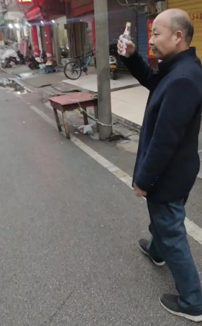 ▲第二次出院后，袁奇志出现复饮，被妻子发现。受访者供图