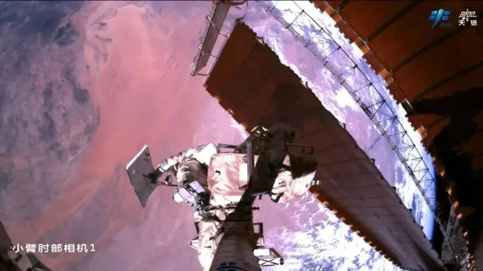 神舟十九号乘组实施第三次出舱活动。图片来源：CCTV