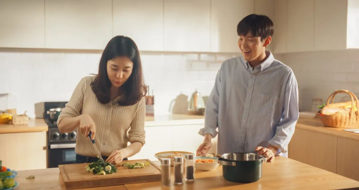 闲暇之余，厨房成了年轻人享受温馨时刻的重要精神空间。（图/图虫创意）