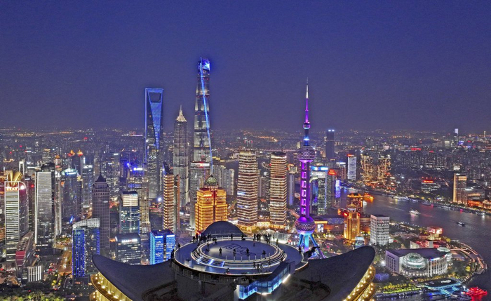 4月14日拍摄的白玉兰观景台与浦江夜景（无人机照片）。 新华社记者 刘颖 摄